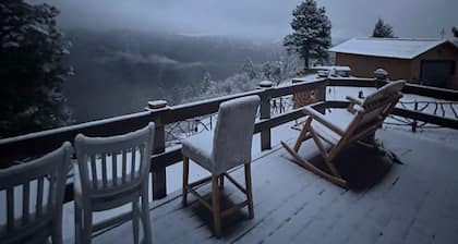 Charming 4-bedroom B&B with near 360 Views & WiFi in the Boise Mountains!