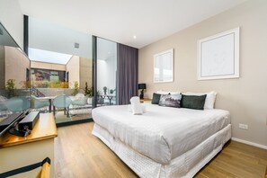 1 bedroom, desk, iron/ironing board, WiFi