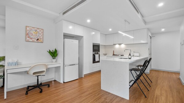 Jääkaappi, mikroaaltouuni, uuni, liesi