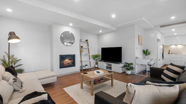 Smart TV, fireplace