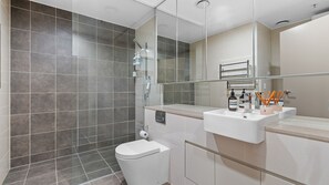Ein modernes Badezimmer mit Dusche, Toilette und Waschbecken.