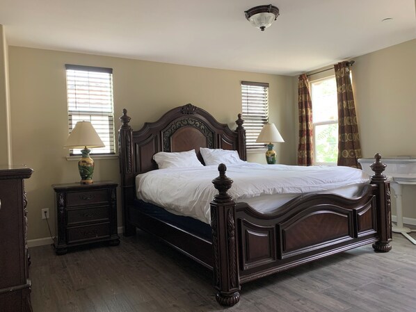 3 chambres, bureau, fer et planche à repasser, lit de bébé portatif