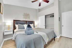 3 soveværelser, pengeskab på værelset, skrivebord, strygejern/strygebræt