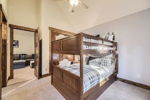 4 Schlafzimmer, Bügeleisen/Bügelbrett, Reisekinderbett, WLAN