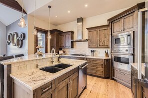 Réfrigérateur, four à micro-ondes, un four, surface de cuisson
