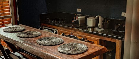Kühlschrank, Mikrowelle, Kochgeschirr/Geschirr/Besteck, Esstisch