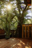 Um deck de madeira com uma cabana de madeira identificada como 