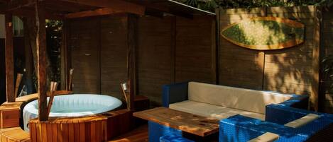 Outdoor spa tub