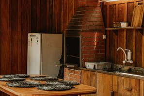 Chalé com Jacuzzi - Surfway Ilha do Mel | Private kitchen | Fridge, microwave, cookware/dishes/utensils, dining table - Surfway Ilha do Mel (Paranaguá)