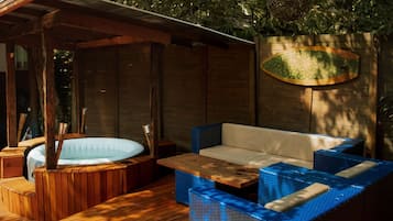 Outdoor spa tub