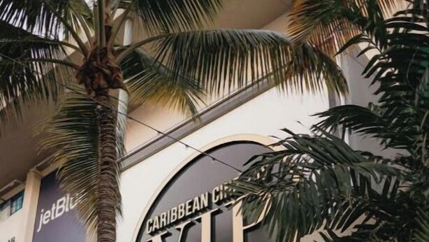 Un bâtiment sur lequel est apposée une enseigne indiquant : « Caribbean VIP, une expérience de qualité supérieure ».