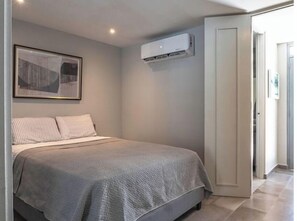 1 Schlafzimmer, Schreibtisch, Bügeleisen/Bügelbrett, Reisekinderbett