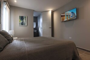 1 chambre, bureau, fer et planche à repasser, lit parapluie