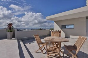 Outdoor dining - Old San Juan Guesthouse.Free Parking, Rooftop & Generator – Casa Terra Porto #8 (San Juan)