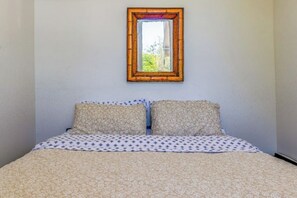 1 bedroom, iron/ironing board, WiFi, bed sheets - Beach House Walk To The Beach #2

 (San Juan)