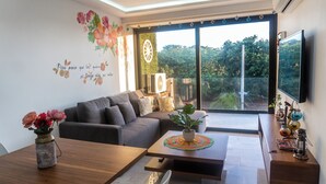 Ein modernes Wohnzimmer mit einer Couch, einem Couchtisch und Dekorationselementen.