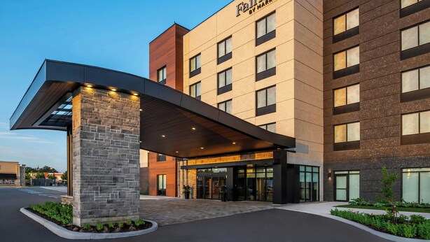 Ein Fairfield by Marriott Hotel mit moderner Gestaltung, Steinpfeilern und einer flachen Dachkonstruktion über dem Eingang.