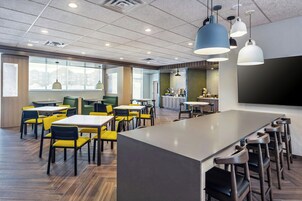 Café da manhã com buffet grátis todos os dias