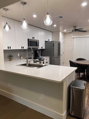 Microwave, oven, stovetop, dishwasher - Austin 1 bedroom home near Q2 Stadium & Domain, Formula 1 (Austin)