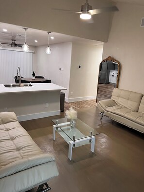 Smart TV, fireplace - Austin 1 bedroom home near Q2 Stadium & Domain, Formula 1 (Austin)