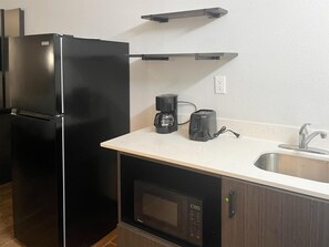 Lemari es, microwave, dan pemanggang roti