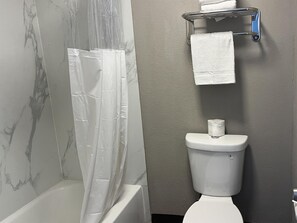 Combined shower/tub, towels - Studio 6 Suites Hurricane, Wv (Hurricane)
