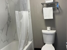 Combined shower/tub, towels