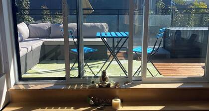 Sunny & Zen Penthouse, Plateau Mt-Royal, indoor parking, elevators
