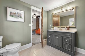 Regadera, secadora de cabello, toallas, jabón 