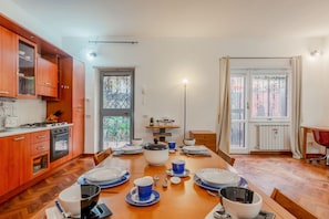 Fridge, oven, stovetop, coffee/tea maker