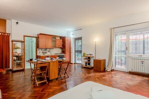 Unclassified image, 4 of 23, button