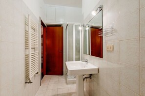 Shower, hair dryer, bidet, towels - Casa Camelia by Rentbeat (Roma)