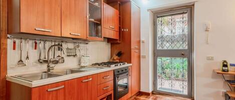 Fridge, oven, stovetop, coffee/tea maker