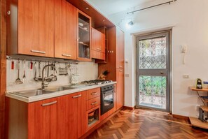 Fridge, oven, stovetop, coffee/tea maker