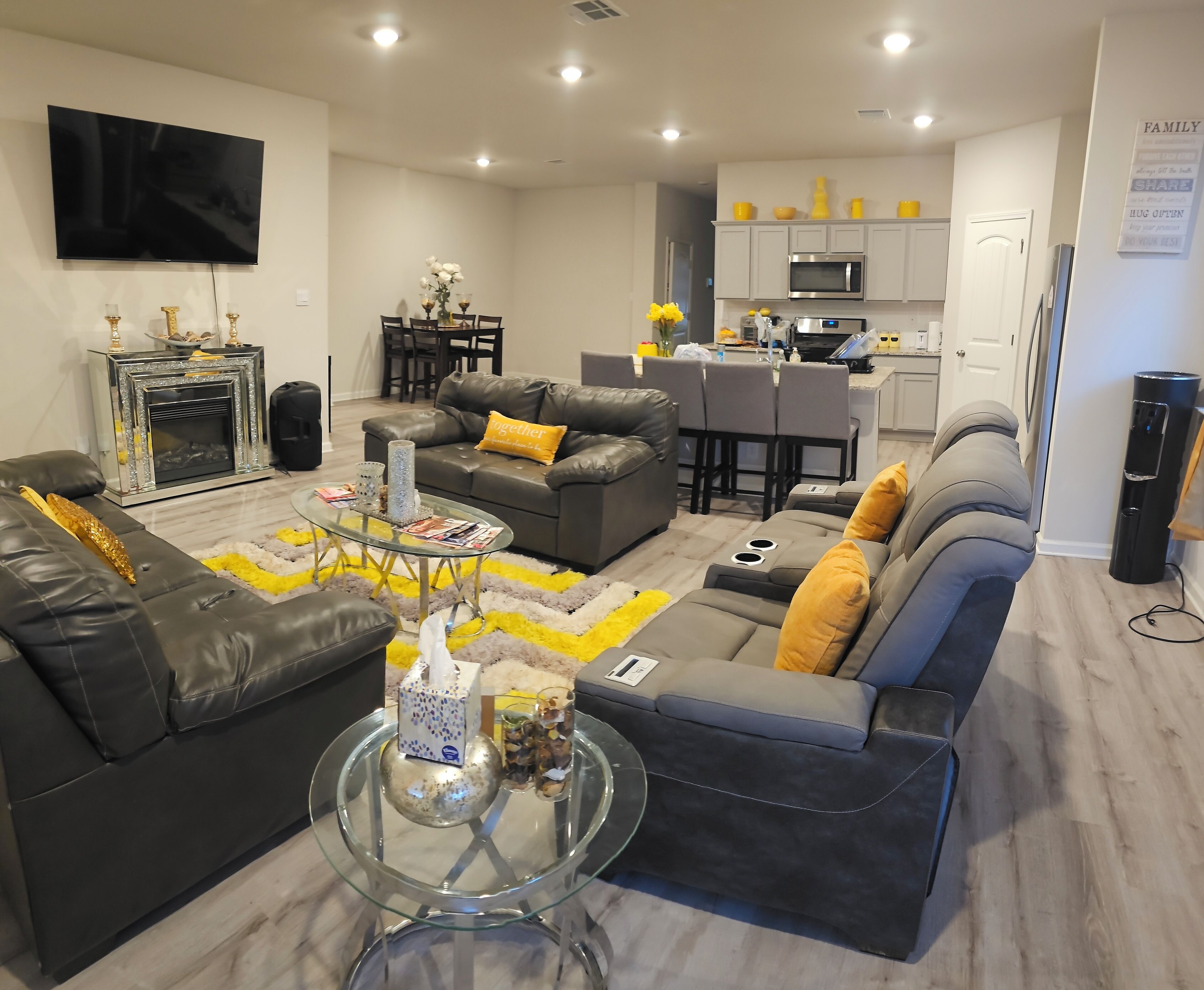 Smart TV, chimenea, libros y estéreo 