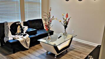 Smart-TV, peis, bøker og stereoanlegg