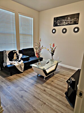 Smart-TV, peis, bøker og stereoanlegg