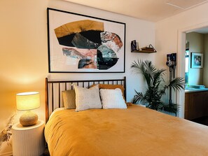 1 bedroom, iron/ironing board, free WiFi, bed sheets - Charming Studio Cottage on Salt Spring Island with WiFi (SALT SPRING ISLAND)