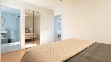 ํ์ฐ์ค | 2 ๊ฐ์ ์นจ์ค