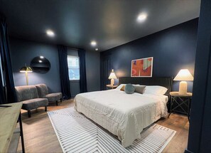 3 habitaciones, escritorio y tabla de planchar con plancha