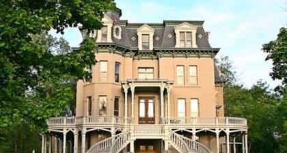 Cozy Cottage w/ Hot Tub, 75` TV, Games, Kitchen