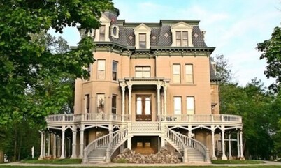 Cozy Cottage w/ Hot Tub, 75` TV, Games, Kitchen