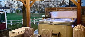 Cozy Cottage w/ Hot Tub, 75` TV, Games, Kitchen