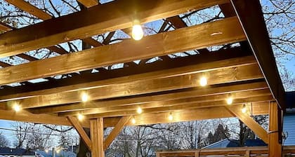 Cozy Cottage w/ Hot Tub, 75` TV, Games, Kitchen