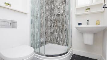 Comfort House, 3 Bedrooms, City View | Bathroom | Towels, soap, shampoo, toilet paper