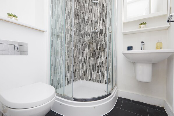 Comfort-Haus, 3 Schlafzimmer, Stadtblick | Badezimmer | Handtücher, Seife, Shampoo, Toilettenpapier