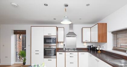 Derby City 3 Bed House- Roof Terrace