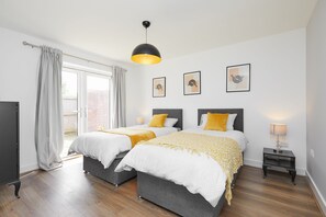 Comfort House, 3 Bedrooms, City View | 3 bedrooms, iron/ironing board, free WiFi, bed sheets - Derby City 3 Bed House- Roof Terrace (Derby)