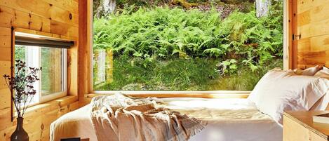 Mökki, 1 keskisuuri parisänky | Yksityinen keittiö | Minijääkaappi, liesi, keittoastiat/astiat/ruokailuvälineet, talouspaperi