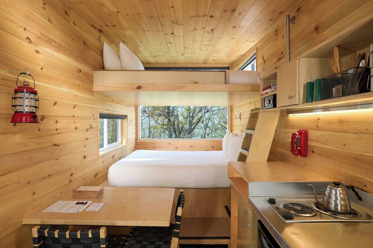 Huisje, 2 queensize bedden | 1 slaapkamer, een bureau, een laptopwerkplek, beddengoed